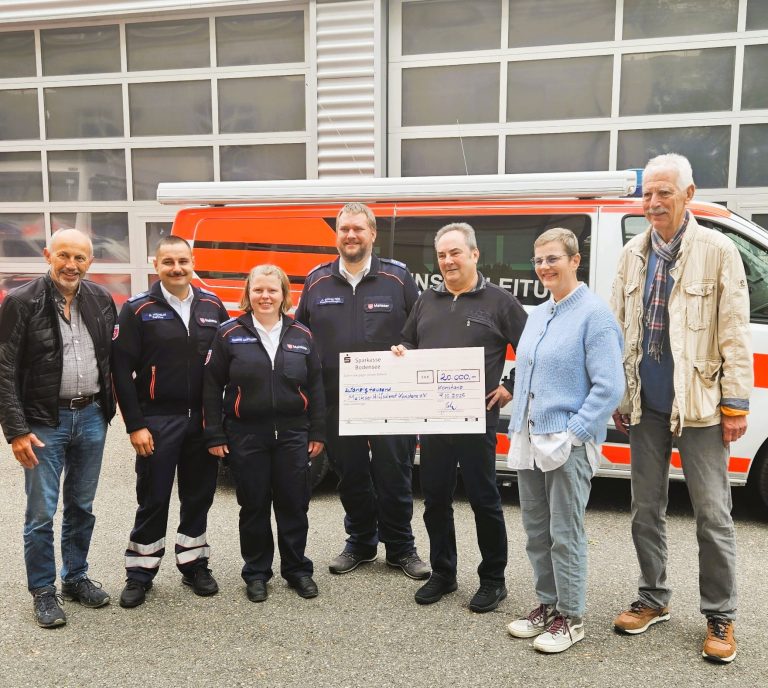 Bild: (von links nach rechts): Matze Trempa, Susanne Heiß, Susanne Matchulat, Stephan Grumbt, Heike Baumgärtner, Harald Wölfle, Alexandra Maigler, Ekkehard Greis, Markus Hensler, Sylva Hensler, Manfred Hölzl Konstanz hilft! e.V. - Fasnacht 2025